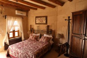 a bedroom with a bed and a window at Hanımkız Konagı in Avanos