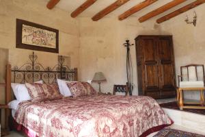 a bedroom with a large bed in a room at Hanımkız Konagı in Avanos