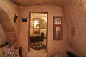 a hallway leading to a room with a bedroom at Hanımkız Konagı in Avanos