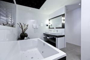 A bathroom at Hotel Thermen Bussloo - Apeldoorn