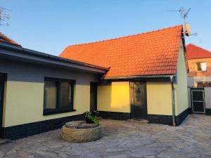 una casa con techo naranja y patio en Ubytování V Zátiší Lednice, en Lednice