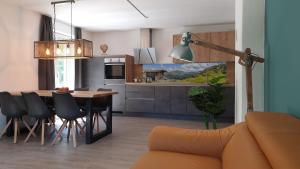 Una cocina o cocineta en Alpen Appartements Viehhofen - incl Sommercard Zell am See Viehhofen