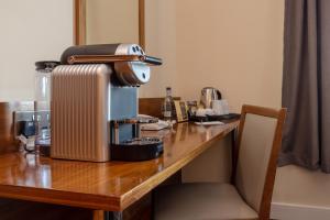 une cafetière assise au-dessus d'une table en bois dans l'établissement Legacy Preston International Hotel, à Preston