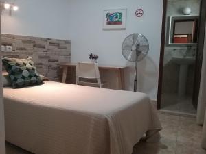 - une chambre avec un lit et une salle de bains avec un ventilateur dans l'établissement Hostal Residencia Cardona, à Arrecife