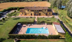 una vista aérea de una casa con piscina en il Chiassetto Agriturismo No Kids, en Cascina