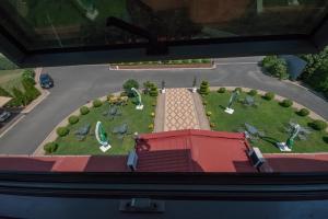 een model van een park met een speeltuin bij Hotel Nar Gevgelija in Gevgelija