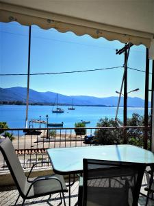 un tavolo con sedie e vista sull'acqua di Neorio Studios a Poros