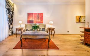 uma sala de estar com mesa e cadeiras em Residence Bellevue em Boppard