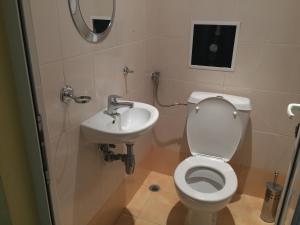 ein Bad mit einem WC und einem Waschbecken in der Unterkunft Апартамент с две спални в комплекс Лъки 2 Свети Влас in Sweti Wlas