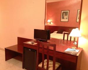 A television and/or entertainment centre at Hotel La Seu