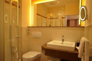 Hotel Mack tesisinde bir banyo