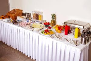 een witte tafel met eten erop bij Penzion Lesni in Milovice