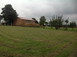 uma casa no meio de um campo em Orme View Lodges em Bangor