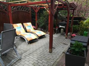 - une terrasse avec 2 chaises sous un kiosque dans l'établissement Nichtraucherferienwohnung-Neckarblick ZE-2022-74-WZ-118A, à Heidelberg