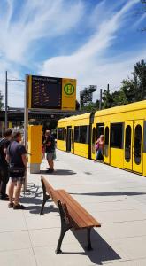 pessoas à espera de um comboio numa estação de comboios em FeWo 2,4,5,6 Altstadt - Am grossen Garten em Dresden