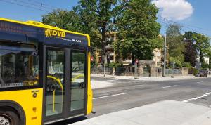 Um autocarro amarelo está a descer uma rua da cidade em FeWo 2,4,5,6 Altstadt - Am grossen Garten em Dresden