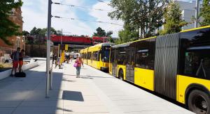 dois autocarros amarelos estacionados ao lado de um passeio com pessoas a andar entre eles em FeWo 2,4,5,6 Altstadt - Am grossen Garten em Dresden