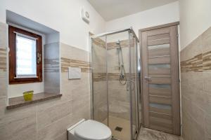 a bathroom with a shower stall and a toilet at Casa delle rose in Verbania