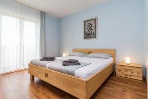 een slaapkamer met een groot bed en een raam bij Apartmani Kažun - App3 in Fažana