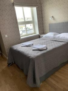 um quarto com uma cama com duas toalhas em Rohuaia Apartments em Rakvere