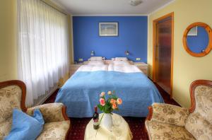 a hotel room with a bed with blue walls at Hotel Katharina Garni in Tübingen