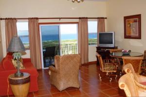 sala de estar con vistas al océano en Ocean Terrace Condominiums, en The Valley