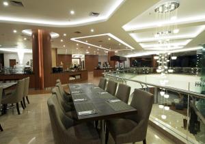 Restoran atau tempat makan lain di Avenzel Hotel & Convention Cibubur