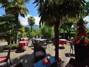 Un jardín fuera de Hotel Weinberg