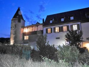 - un grand bâtiment éclairé la nuit dans l'établissement Les gîtes de la Tour, appartement "La Plaine", à Saint-Hippolyte