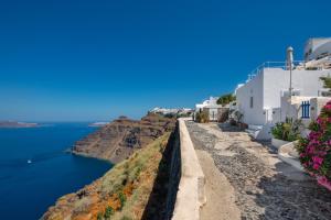 een uitzicht op de oceaan vanaf de zijkant van een klif bij Barocco Bello Villa in Fira