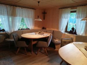 ein Esszimmer mit einem Tisch und Stühlen in der Unterkunft Ferienwohnung Klammhof in Zell am Ziller