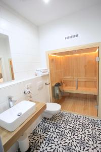 Kamar mandi di Zollikof Aparts - Sauna & Studioapartments