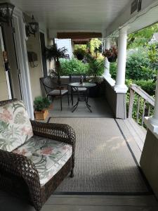 En balkon eller terrasse på Your Oasis in Niagara Falls Canada