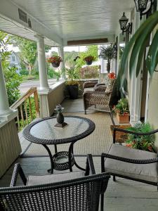 En balkon eller terrasse på Your Oasis in Niagara Falls Canada