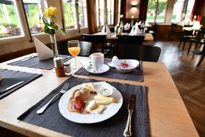 una mesa de madera con un plato de comida. en Hotel & Restaurant STERNEN MURI bei Bern, en Berna