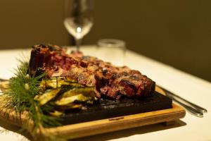 un plato de carne y hortalizas en una mesa en Grand Hotel Admiral Palace, en Chianciano Terme