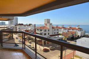 uma varanda com vista para a cidade em Golden Beach Resort & Spa em Punta del Este