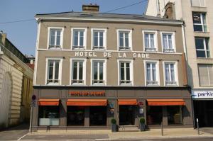 um edifício com um hotel de laude numa rua em Hotel de la Gare Troyes Centre em Troyes