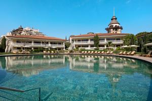 La pileta dentro o cerca de Titanic Mardan Palace