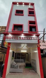 un edificio con un cartello di vendita dell'hotel di Hotel Sai Satya a Shirdi