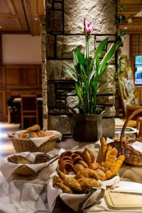 un tavolo con cesti di pane e dolci sopra di Gasthof Steinerwirt a Grossgmain