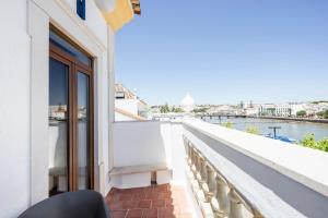 einen Balkon mit Blick auf das Wasser in der Unterkunft Residencial Mares in Tavira