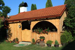 une cabane en bois avec des fleurs dans l'établissement Apartment Telč Hradecka, à Telč