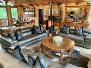 Зона вітальні в Stirling Luxury Chalet & Spa