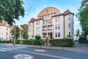 un edificio sul lato di una strada di Riviera Rooms a Sopot