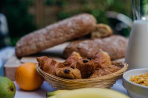 uma cesta de bolos e pão sobre uma mesa em DC Hotel Charleroi Airport em Charleroi