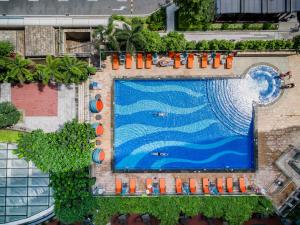 - une vue sur la piscine d'un complexe dans l'établissement Fraser Suites Guangzhou, à Canton