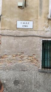 um sinal de rua no lado de um edifício em Corte Emo em Veneza