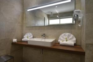 A bathroom at Calvi Hôtel