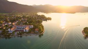 une île au milieu d'une grande masse d'eau dans l'établissement Althoff Seehotel Überfahrt, à Rottach-Egern